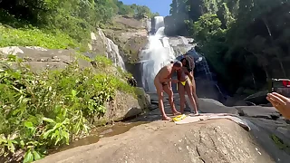 Vídeo amador bastidores podendo a pretinha 18 na cachoeira no ar livre (COMPLETO NO In flames E NO CHER)